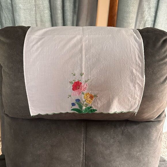 Vintage Handmade Floral Embroidered White Cloth, tray cloth, chair back cloth, - Picture 2 of 6